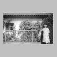 002-0030 Grossmutter Minna Riemann aus Asslacken vor dem Wohnhaus bei ihren geliebten Rosen.jpg
